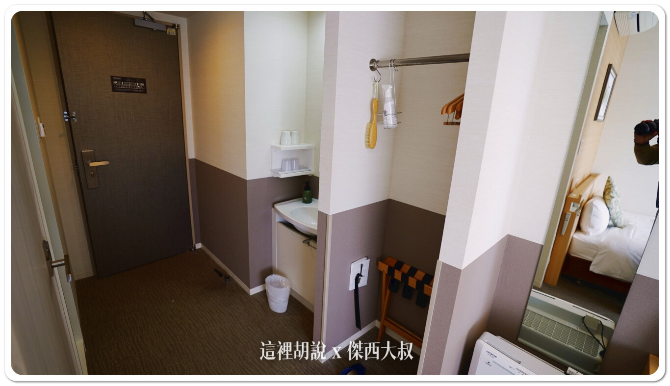 洗手台一旁是開放式衣櫥