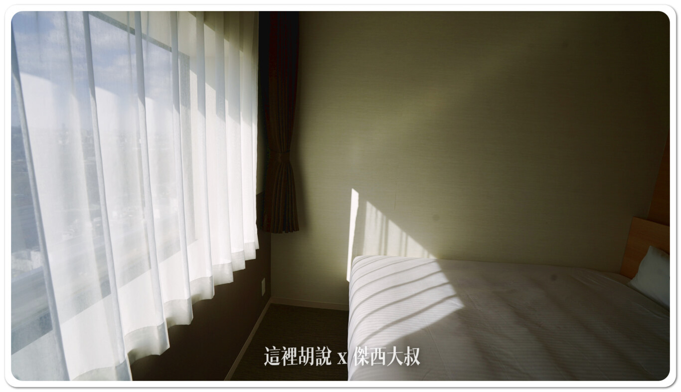 床台蠻厚的，可以放不少東西。