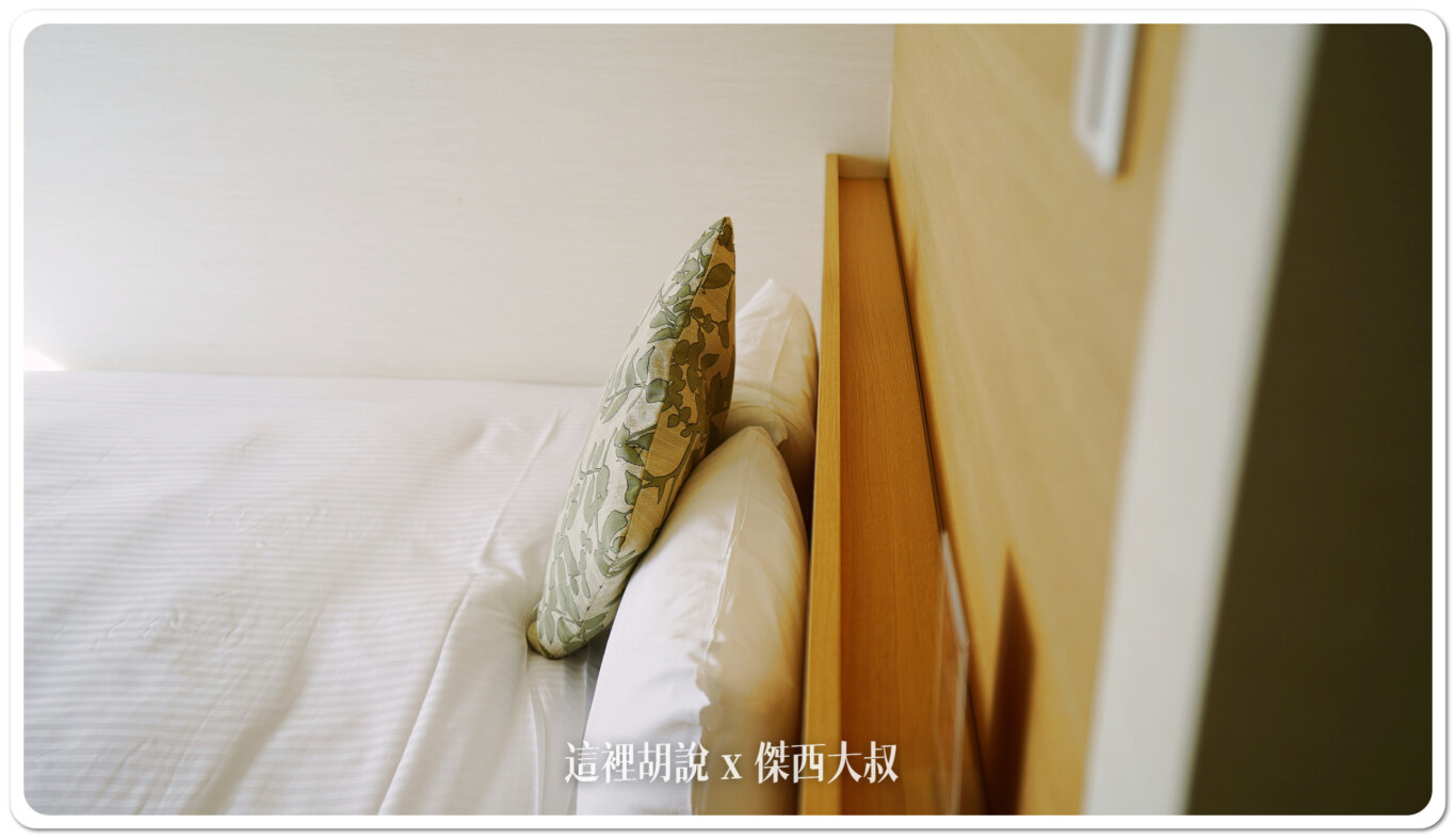 這種床頭板有溝槽的設計可以放置一些小物品。