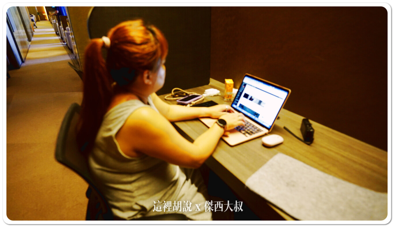 有可以工作的電腦工作桌