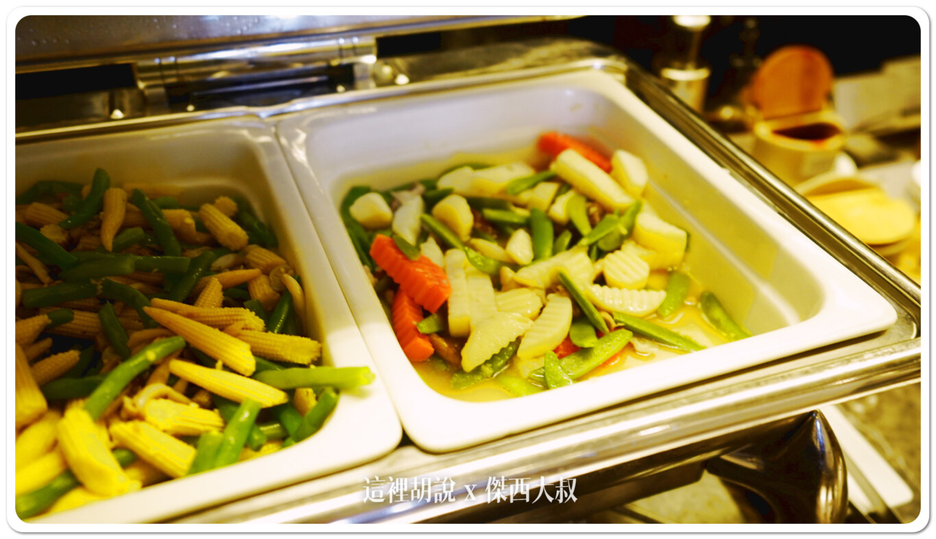 松山機場高雄空廚貴賓室 肉燥飯+排骨 其他免費休憩空間：取餐自助吧台