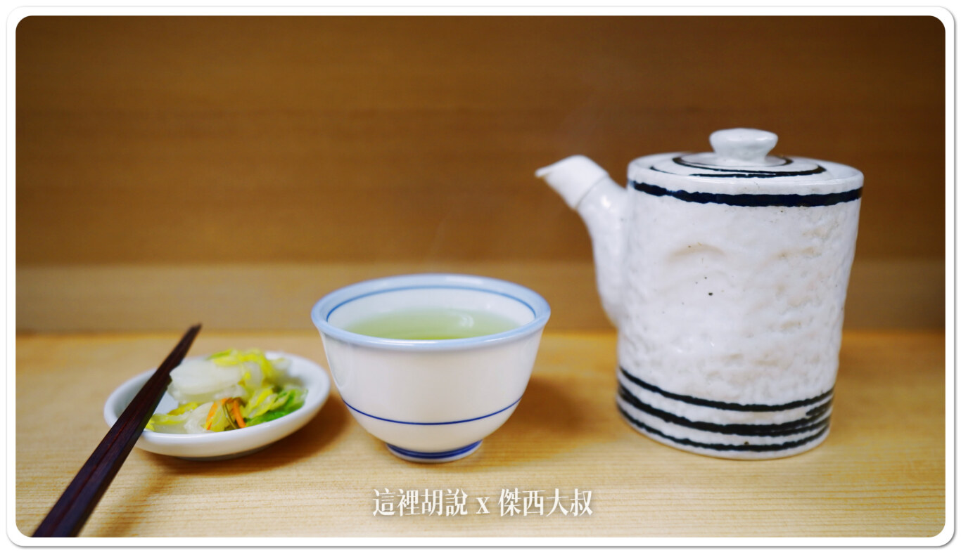 上座之後會提供小菜、熱茶（可以續）那一壺是本來就放在桌上的炸豬排醬汁