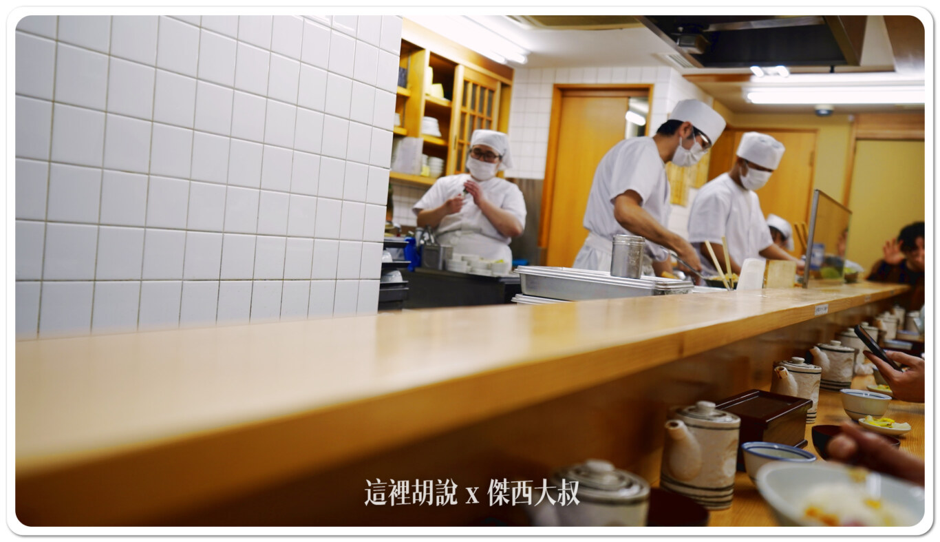 兩個廚師忙著炸豬排