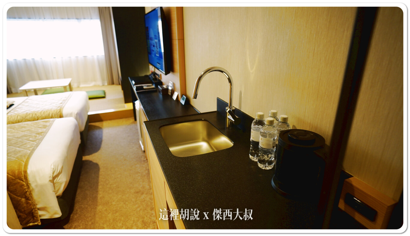 洗手台這邊算是MINIBAR區域，熱水壺也放置在這邊，老實說還蠻方便的
