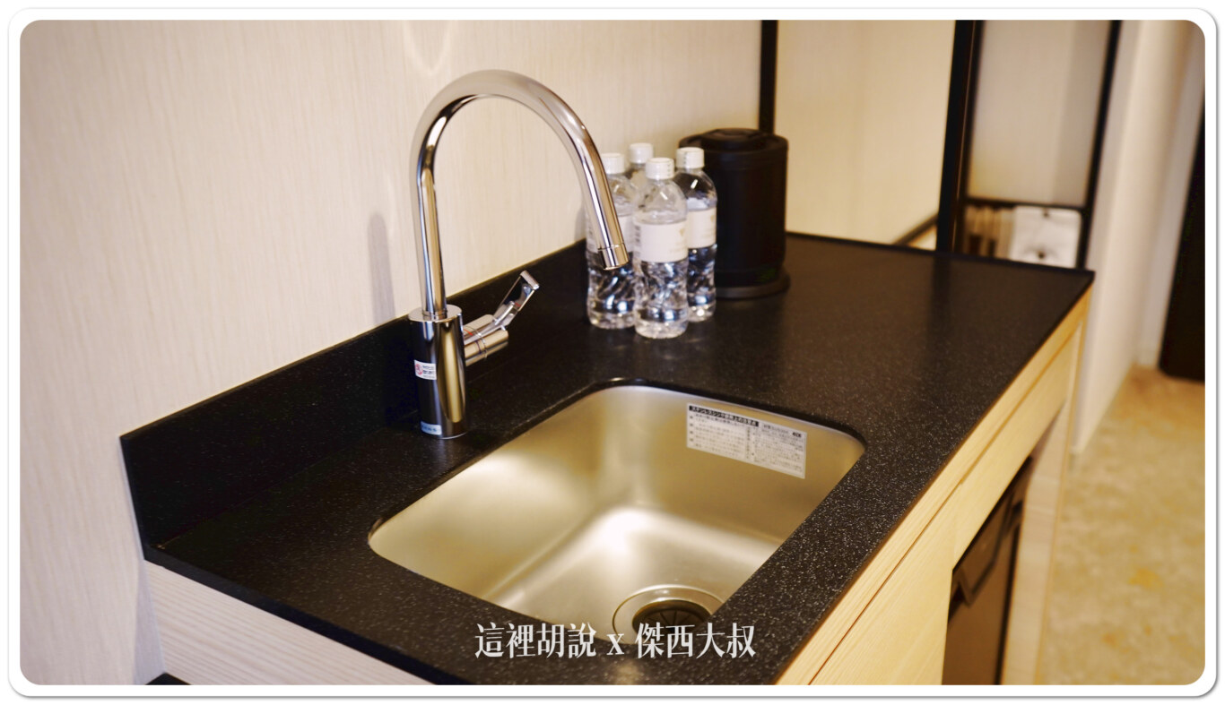櫃體下方則是冰箱