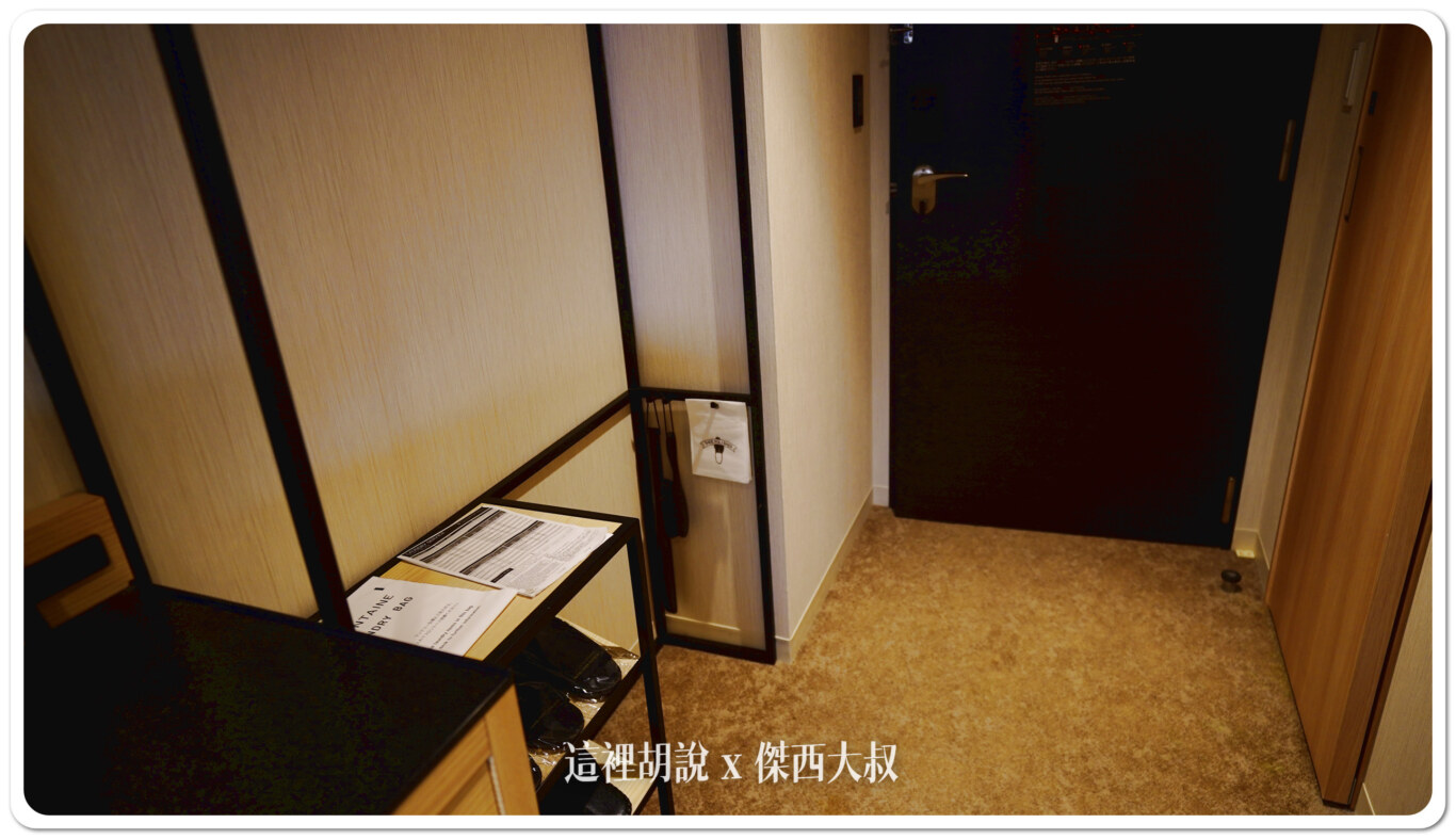 入口區本身是一個開放式的衣架