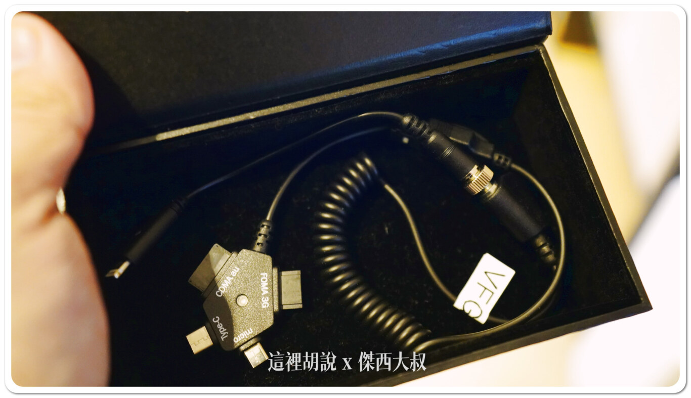小盒子內則是提供USB的萬用充電線