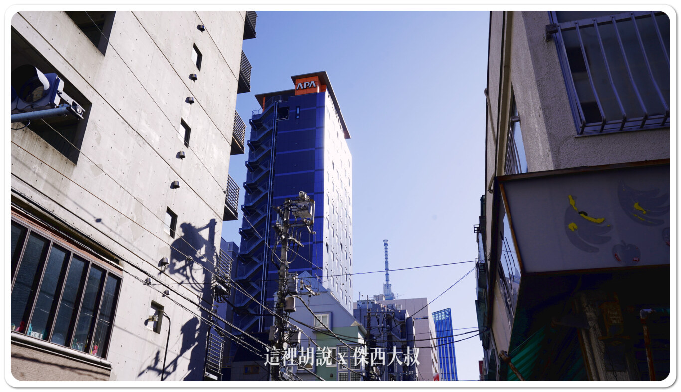 飯店本體建築物，可以看的出來不大