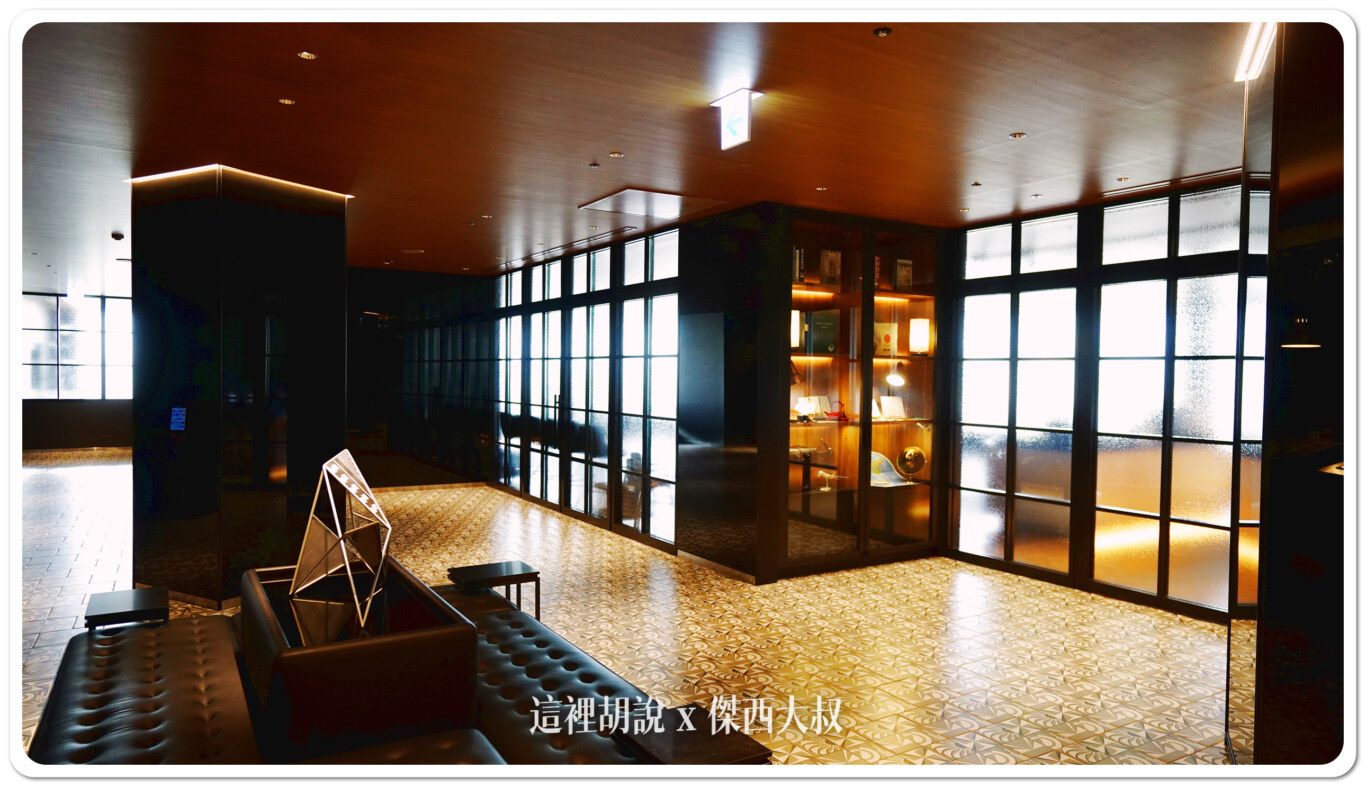 大廳裡頭的展示櫃也有航空相關的展示品