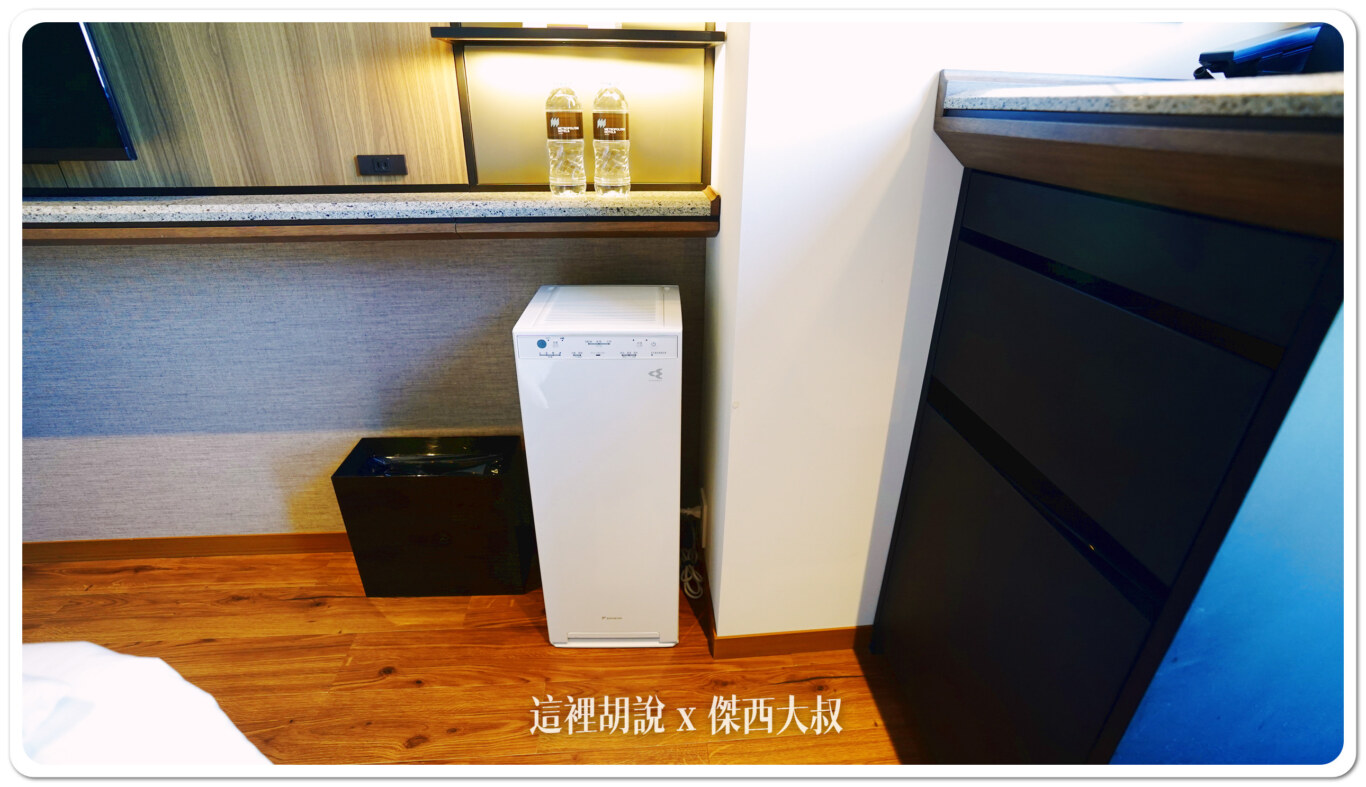 空氣清淨機這型應該是有特別找過的，外型也很簡約品牌是大金