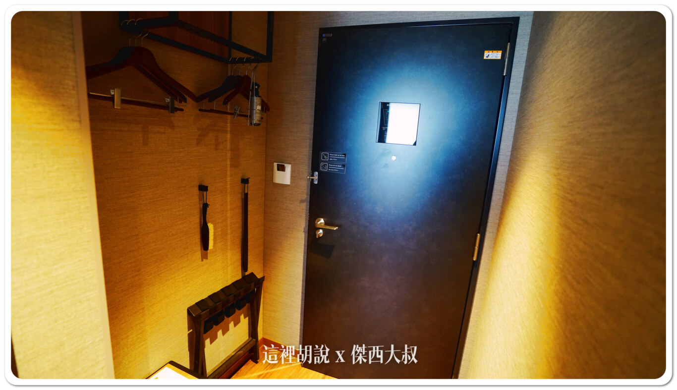入口區域則是開放式的議價，還有行李放置區。