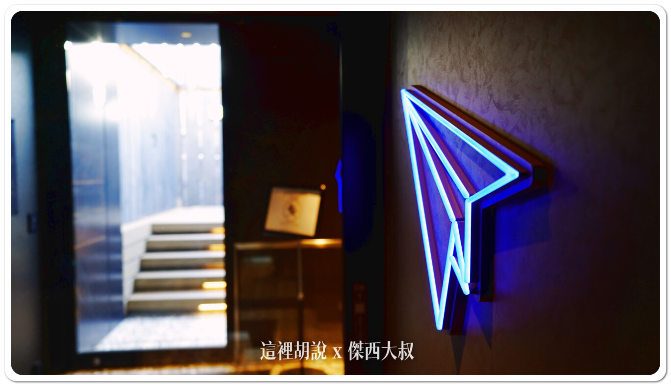 這標示很明確的跟你說要往哪邊走吧