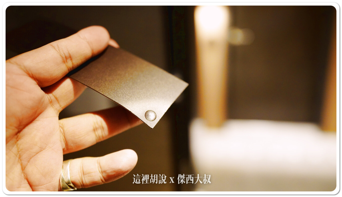為了讓住客更容易的撕起來，所以多貼了一個小圓點