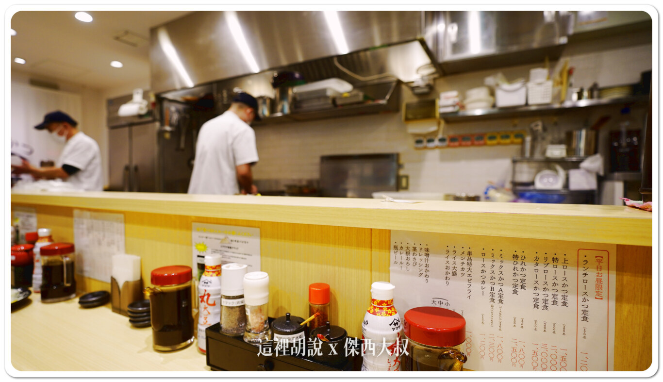 兩位廚師，其實以這個餐廳所在地偏僻的位置來說這間店面生意算很少的