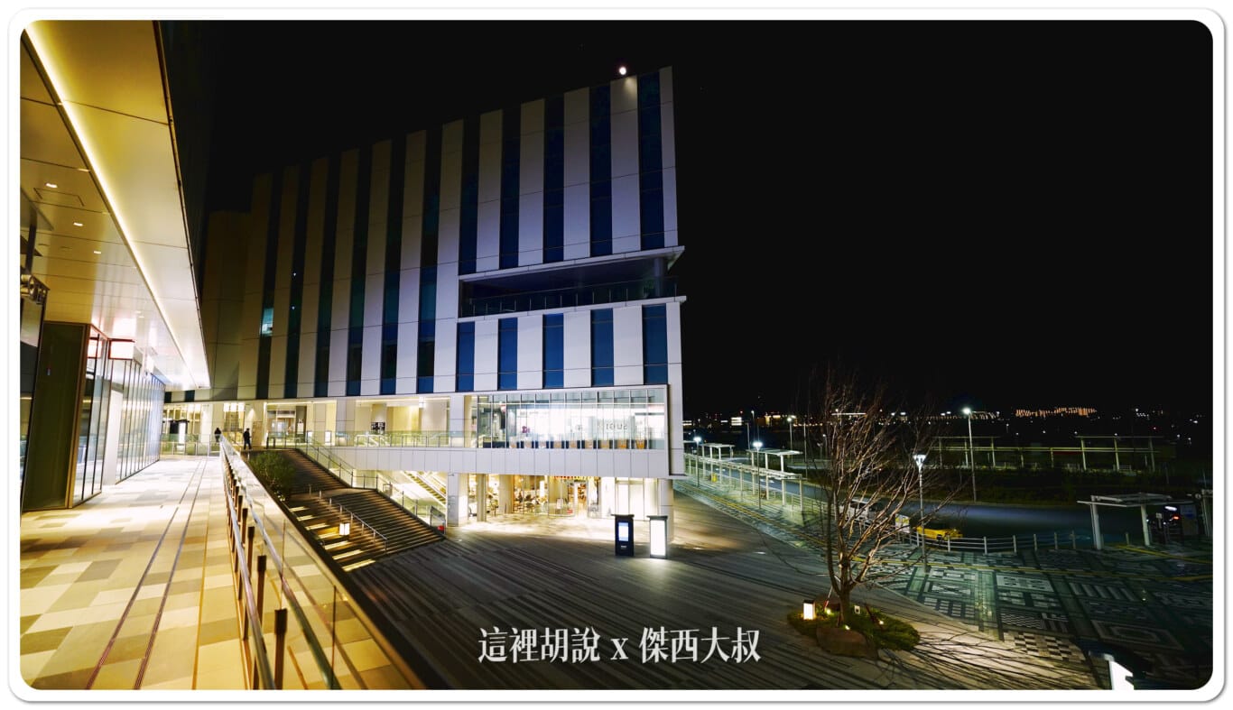 HICITY 羽田創新城 頂樓足湯可以看飛機：2樓的連結各棟的大走廊平台