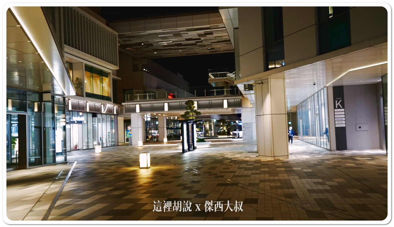 HICITY 羽田創新城 頂樓足湯可以看飛機：2樓的連結各棟的大走廊平台