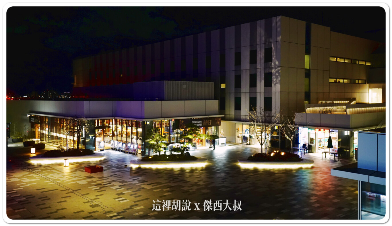 HICITY 羽田創新城 頂樓足湯可以看飛機：2樓的連結各棟的大走廊平台