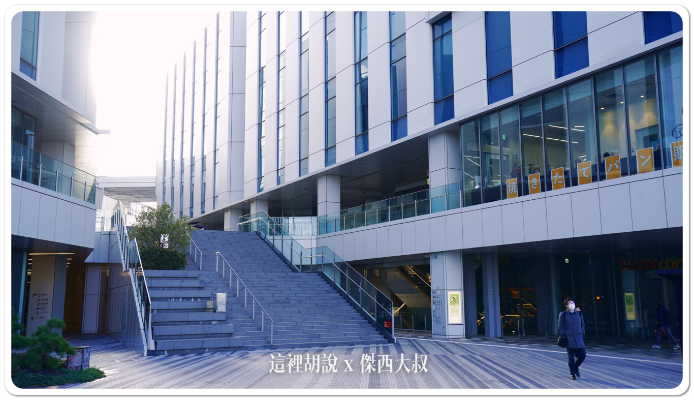 看到這個大樓提JR飯店就在這樓梯的左邊便利商店在右邊的二樓行李儲藏空間在樓梯下方