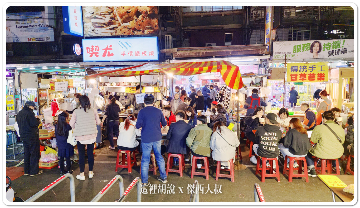 後面一整排都是他們的座位,但請排隊,後面這裡是外帶的排隊地點 後面一整排都是他們的座位,但請排隊,後面這裡是外帶的排隊地點