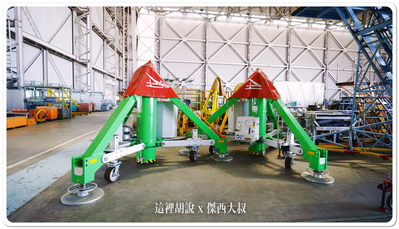 這一個是飛機架高使用的千斤頂 這一個是飛機架高使用的千斤頂