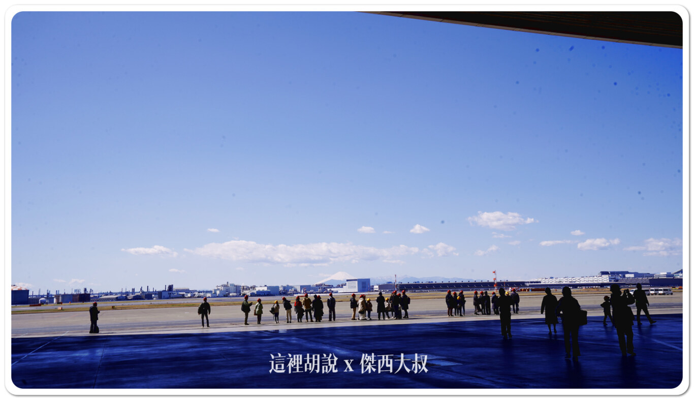 所有成員都在機庫邊緣拍照 所有成員都在機庫邊緣拍照