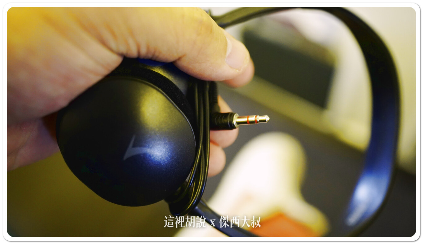 耳機使用的是3.5MM的插頭可以使用自己的有線耳機