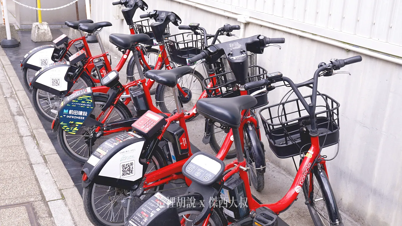 採用的是跟東京一樣的紅色，後面的營運一樣是DOCOMO負責