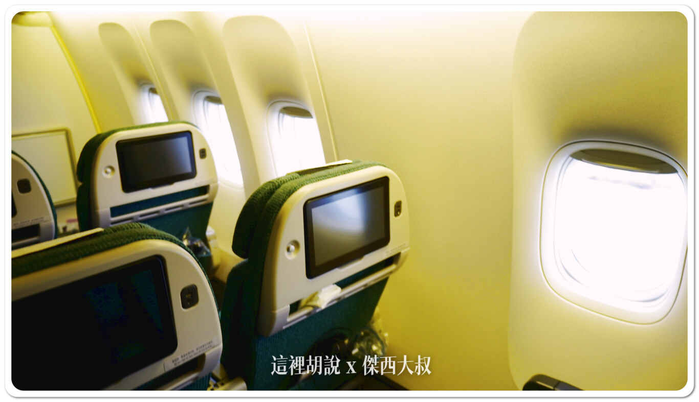 國泰航空三艙等 777(77K) 經濟艙各區照片：豪華經濟艙(39-42排)