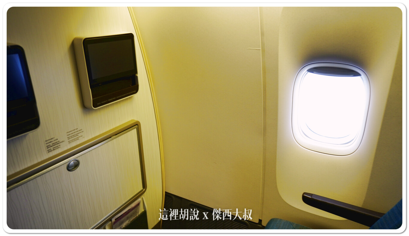 國泰航空三艙等 777(77K) 經濟艙各區照片：豪華經濟艙(39-42排)