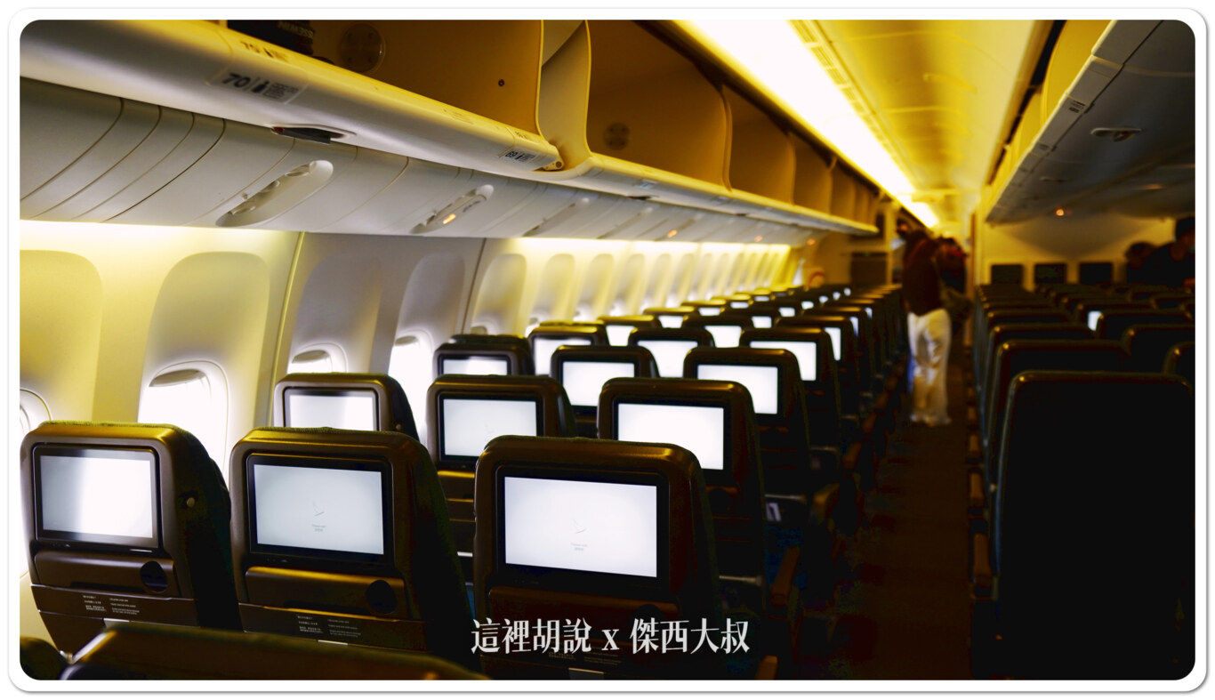 國泰航空三艙等 777(77K) 經濟艙各區照片：經濟艙第二段（59-72排）