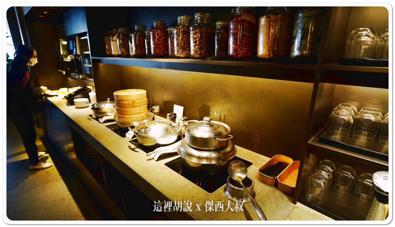 除了吧台之外，另外一頭也有熱食