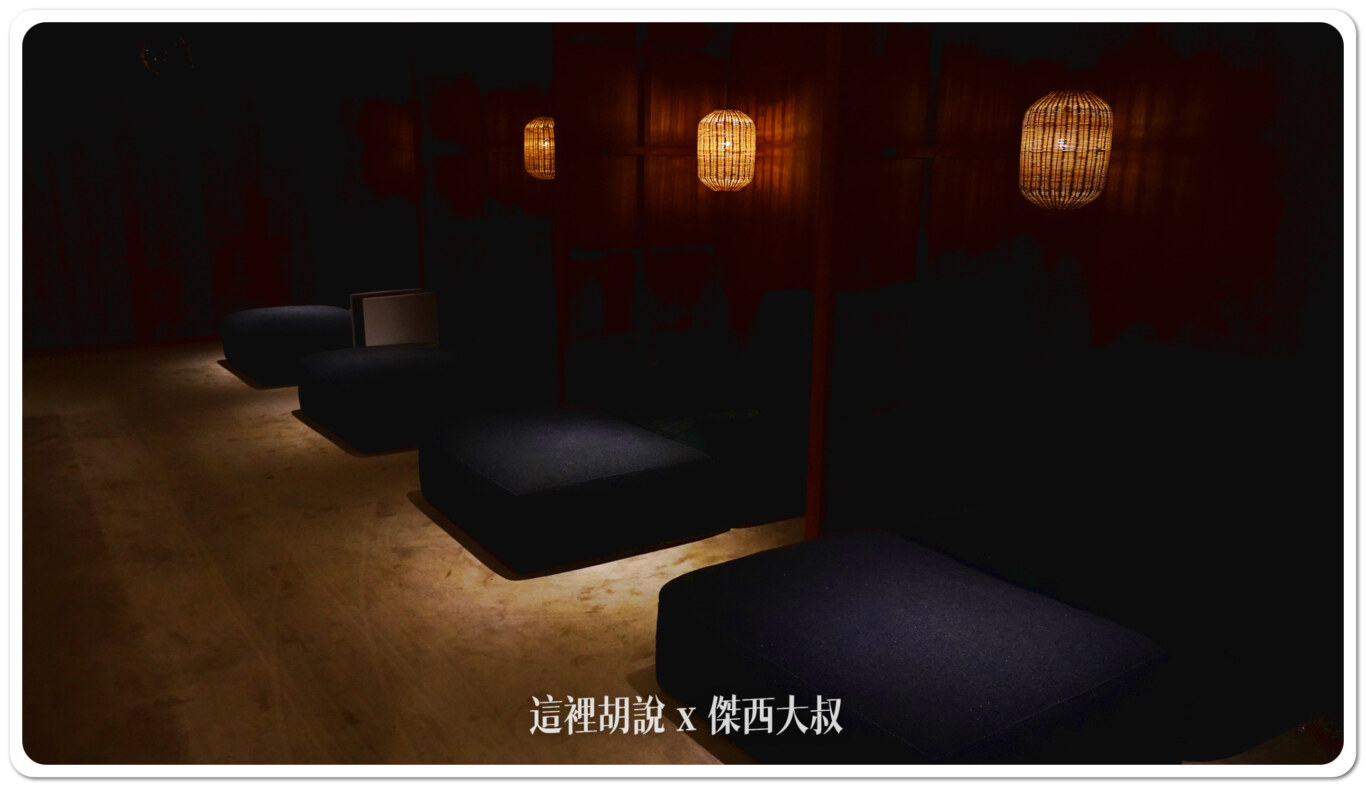 整個空間的的燈光調整的非常昏暗方便旅客休息