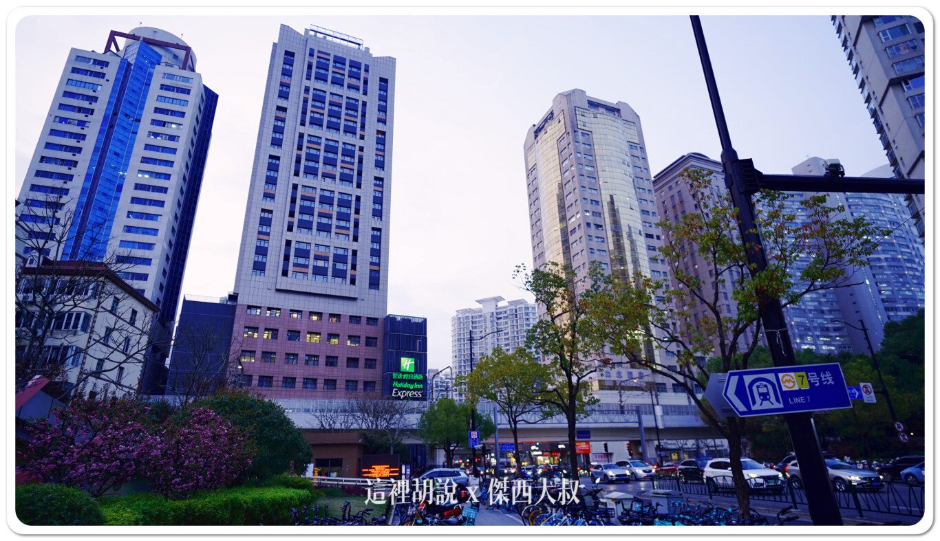 一出站就可看到假日酒店的建築就在旁邊,在建築前方的高架則是三號跟四號線 一出站就可看到假日酒店的建築就在旁邊,在建築前方的高架則是三號跟四號線