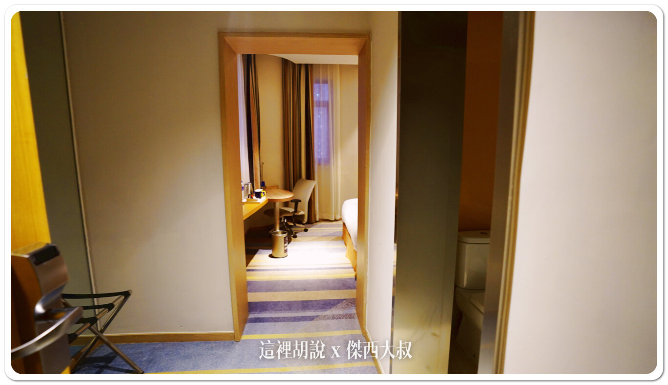 本次入住的房間應該是因為入住時間較久有安排比較大一點點的邊間,由兩個空間組成,空間以及空間之間沒有門 本次入住的房間應該是因為入住時間較久有安排比較大一點點的邊間,由兩個空間組成,空間以及空間之間沒有門
