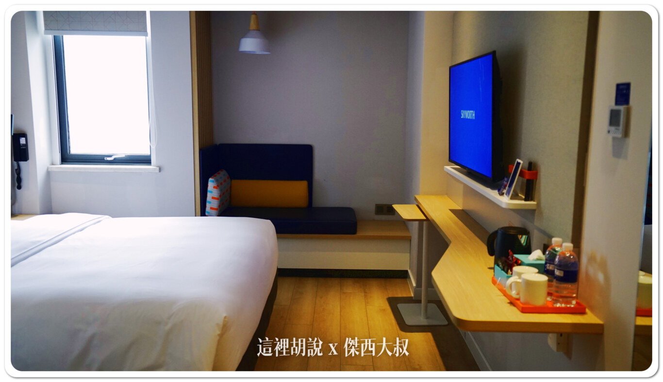 一進入房間是這樣大型的一字形桌板