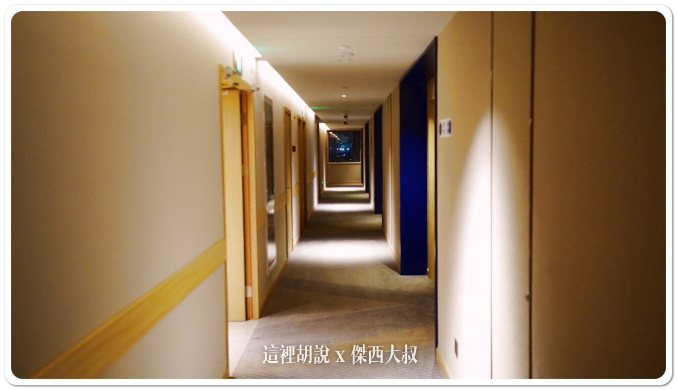 走廊燈光使用交錯的方式，保持的蠻明亮的