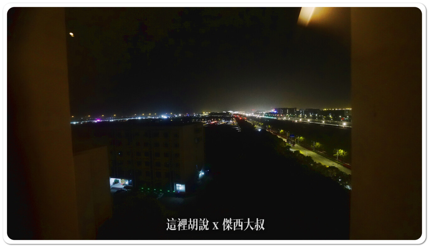 從走廊上的窗戶可以看到遠處的機場大廈，真的距離機場非常近左邊則是跑道