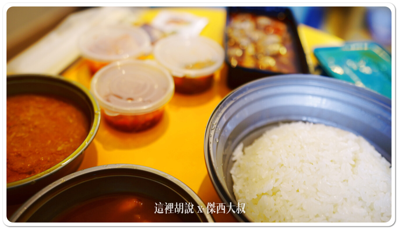 三個小盒子是辣椒、酸豆角、跟另外一種辣椒