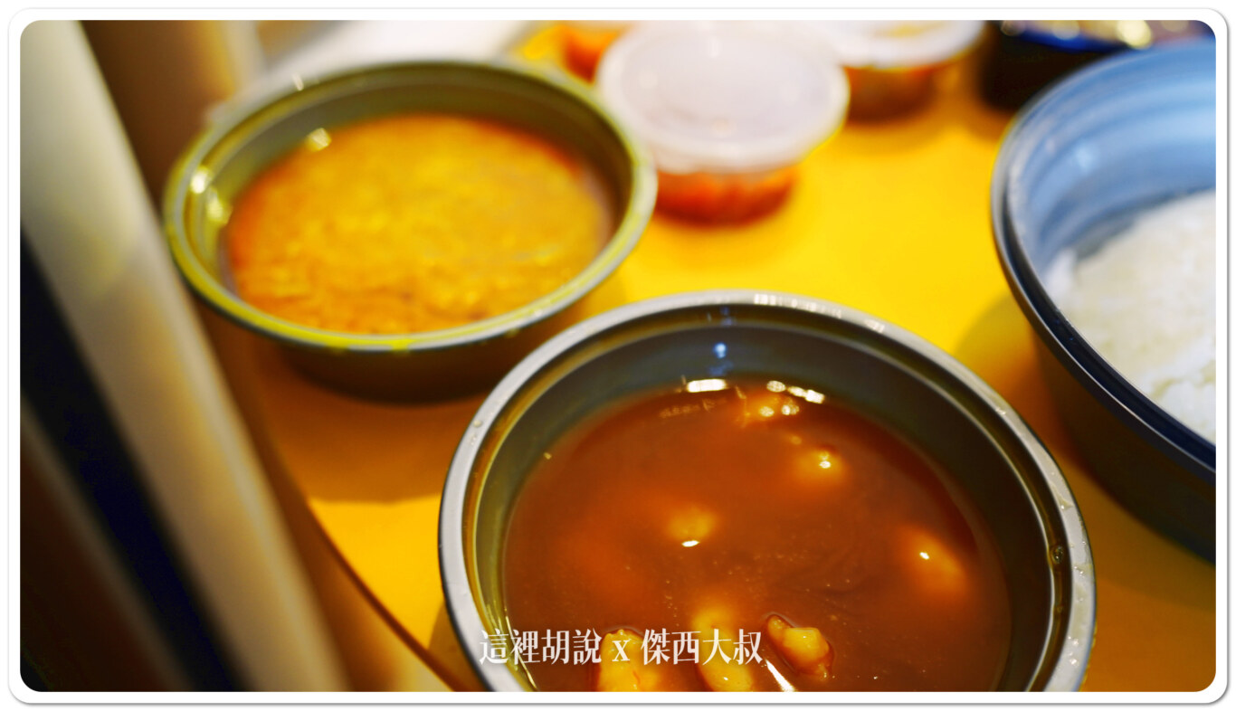 下方是外加的蝦仁，從這邊可以合理猜測有可能他們一個配菜就是先準備好一盒。然後再來準備加熱外送但先說純屬猜測無法證實