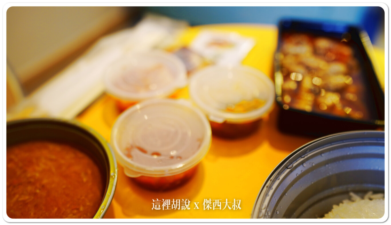 右上角沒有特別拍清楚的是皮皮蝦很大盒，裡頭大概有三四十隻蝦