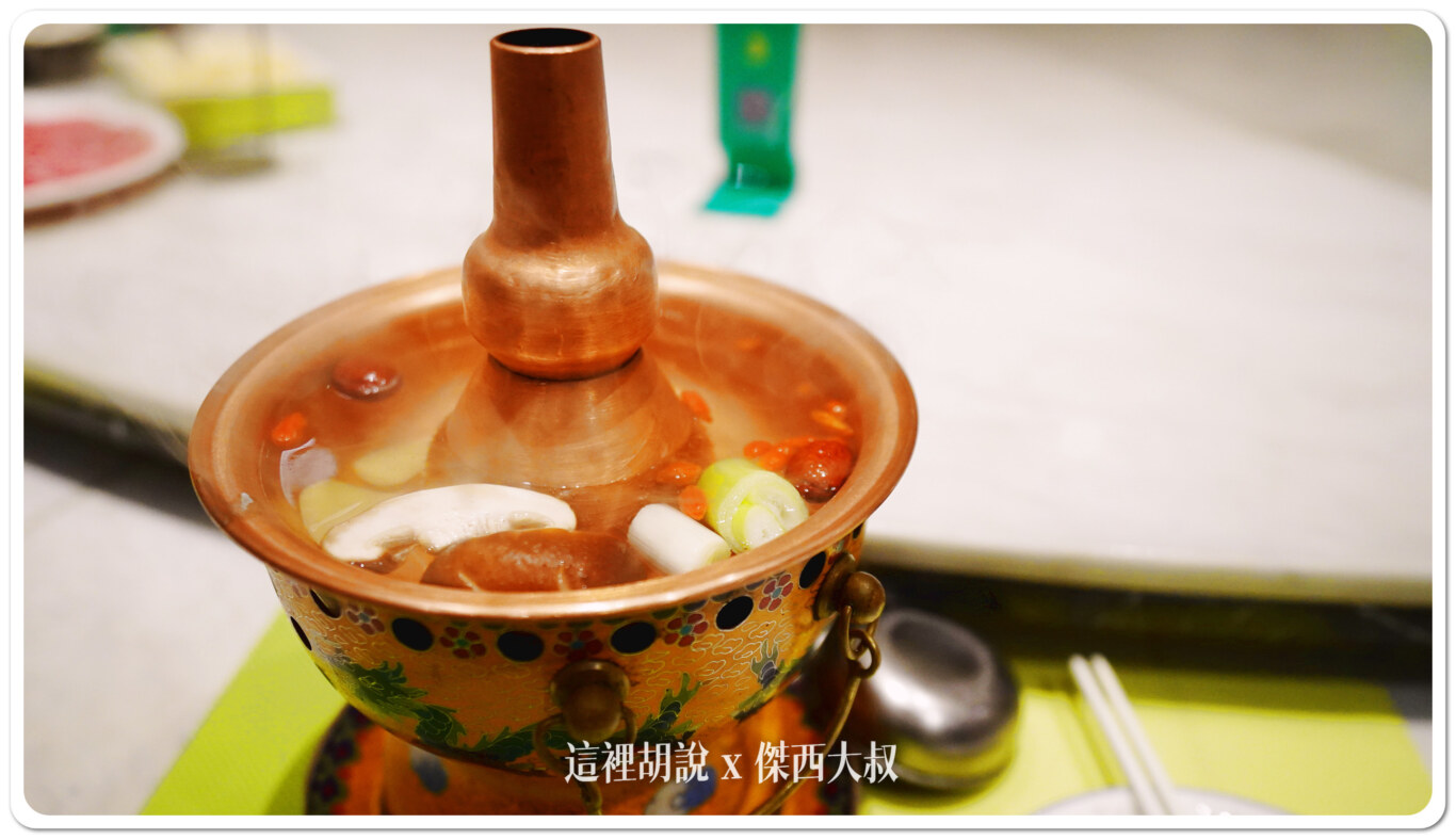 鍋底的配料就是你看到的這樣的簡單的香菇、蝦米、蔥段、枸杞 鍋底的配料就是你看到的這樣的簡單的香菇、蝦米、蔥段、枸杞