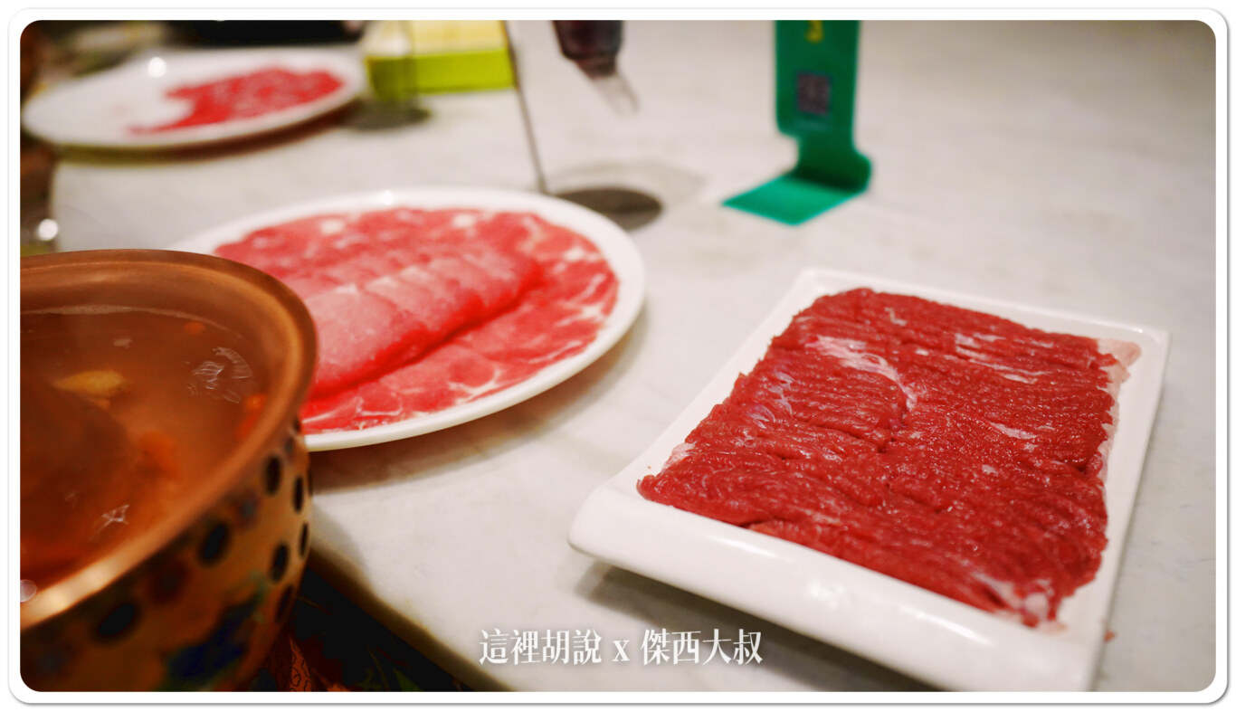 右邊的是鮮羊肉屬於沒有油花的瘦肉部分,想要吃有花的可以跳過這一道 右邊的是鮮羊肉屬於沒有油花的瘦肉部分,想要吃有花的可以跳過這一道