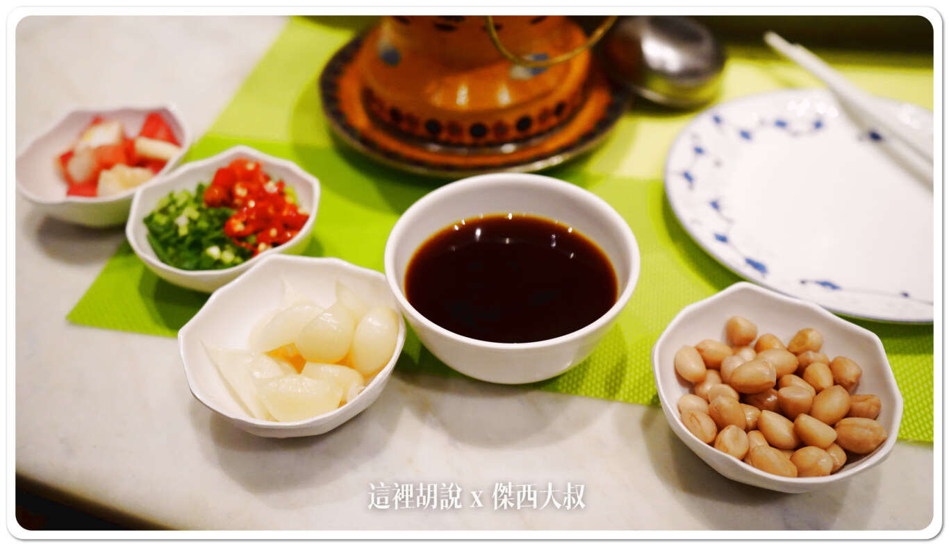 泡菜、小米辣跟香菜、糖蒜、海鮮肉類調料、花生 泡菜、小米辣跟香菜、糖蒜、海鮮肉類調料、花生