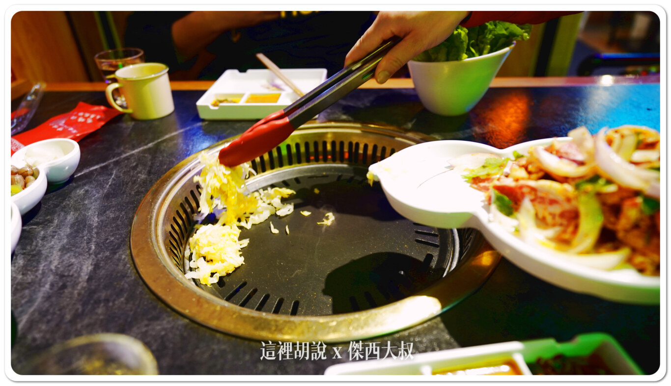 上肉的時候服務員有幫我們直接拌炒先炒的是醃漬白菜，然就會把已經伴好的肉片一起放下來烤