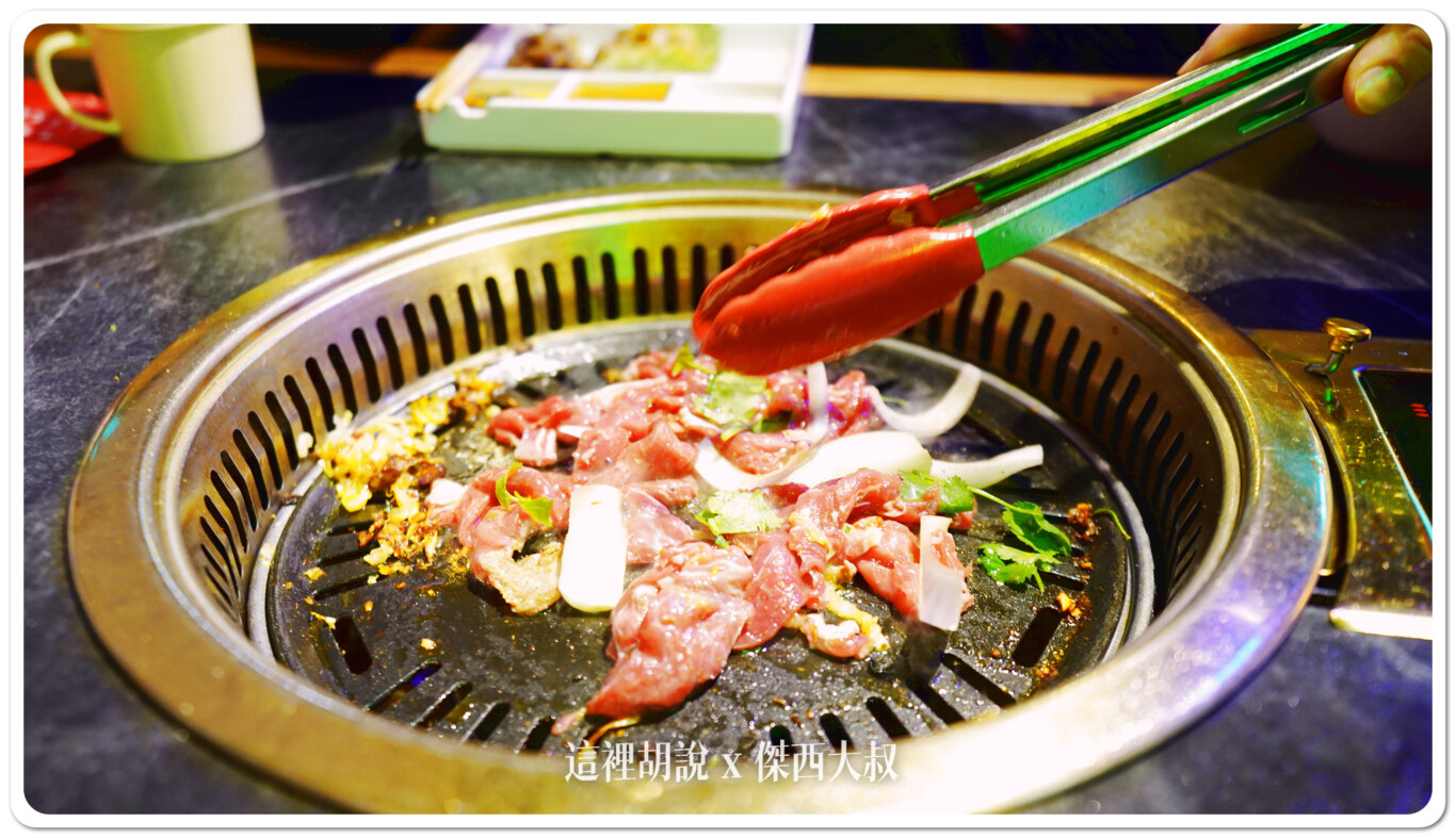 簡單拌炒之後就會先把肉放到一旁免得過熟肉片本身屬於薄片