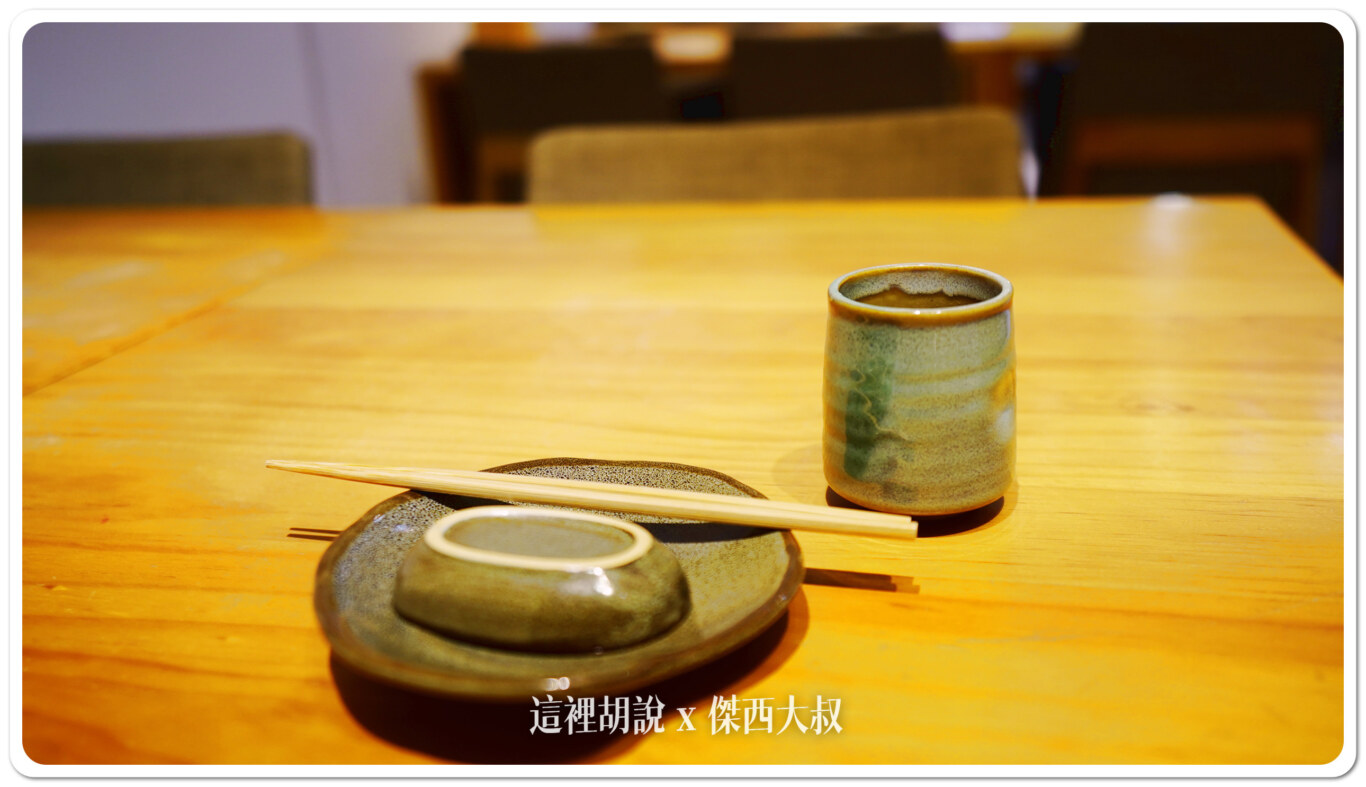 座位上醬油碟、餐盤、茶杯