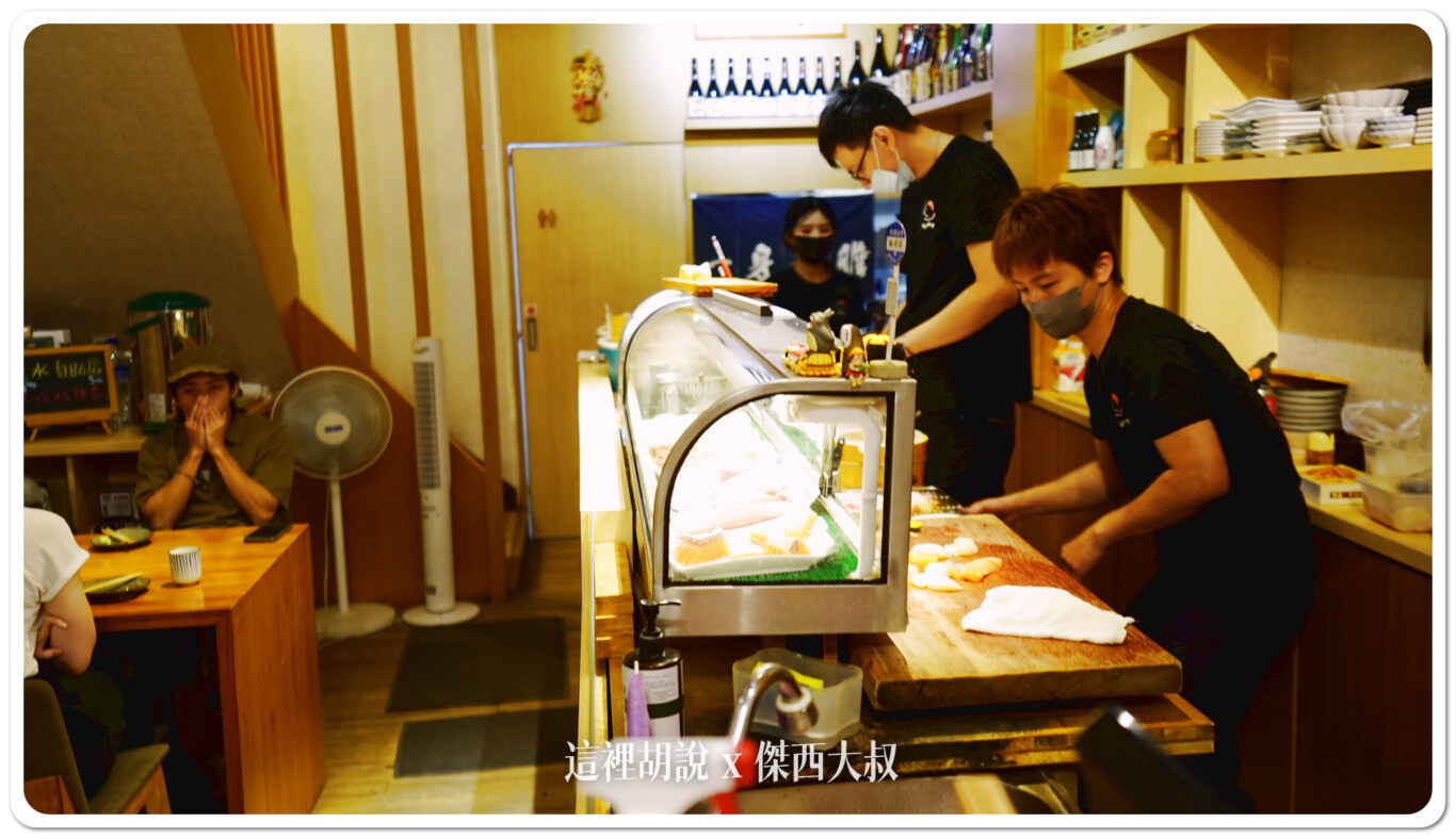 一樓的吧台有兩位師傅忙著製作各式料理