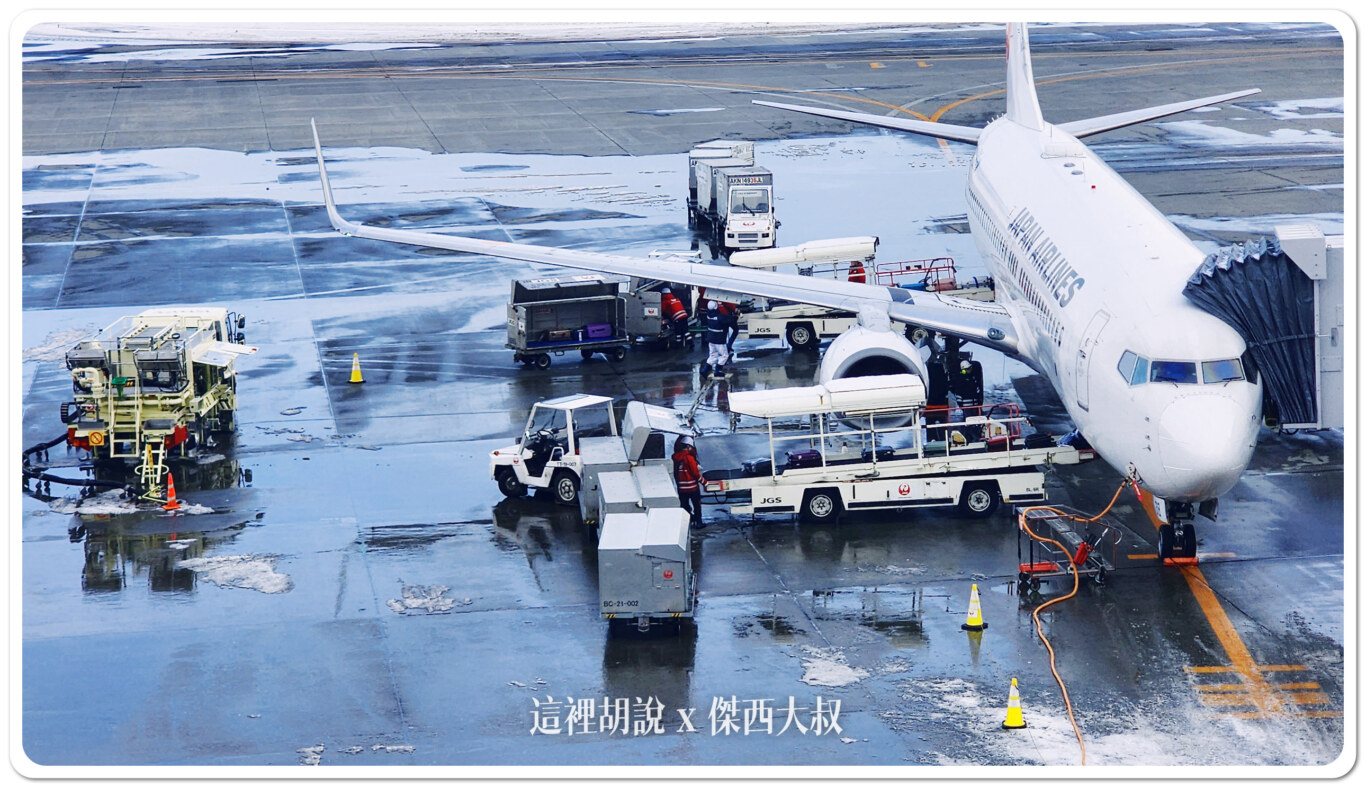 CTS一次看到全部展開兩台滾帶車，行李車、還有接電一旁的加油車也準備加油