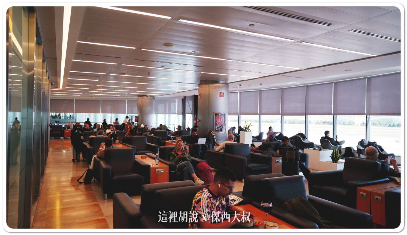 大型的沙發休息區
