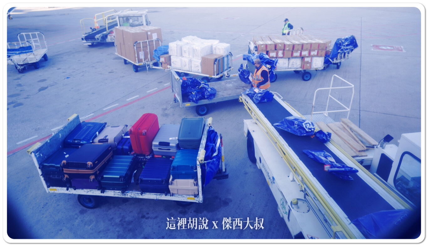 因為是737,所以只能用這樣人工的模式裝載行李 因為是737,所以只能用這樣人工的模式裝載行李